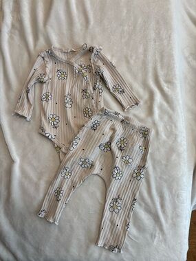 Jessica Simpson 6-9 month matching set daisy print ribbed ruffle butt